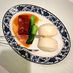 北京料理桂蘭 - 豚の角煮には青梗菜と中華風蒸しパンが付いています。