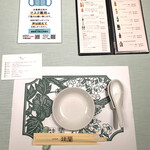 北京料理桂蘭 - セッティングされたテーブル上です。