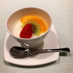 北京料理桂蘭 - 杏仁豆腐にはフルーツが添えられています。