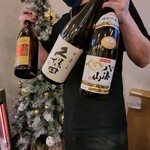 Dainingu Wazun - 店長さんが日本酒を手にご紹介。