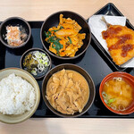 ゆで太郎 もつ次郎 - 合い盛りもつセット定食。アジフライ。