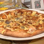 トリワイン ＰＩＫＯＳＨＨＨＵ - 鮭とあさりのピザ