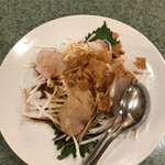百番 - 鯛のお刺身中華風ハーフ８００円。大ぶりな切り身が５切れと、揚げワンタン、カシューナッツ、甘辛なタレが、大根ともマッチしています（╹◡╹）