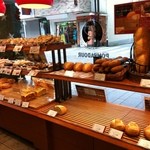 ポンパドウル 元町本店 - 人気のパンは品薄