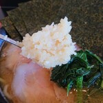 家系ラーメン たつ家 - 12/4　刻みニンニクを投入