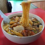 満洲飯店 - 麺をリフトすれば熱々の湯気があがります！