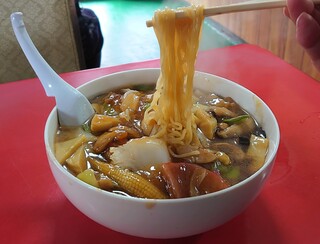Manshuu Hanten - 麺をリフトすれば熱々の湯気があがります！