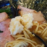 家系ラーメン たつ家 - 12/19　刻みニンニクを投入