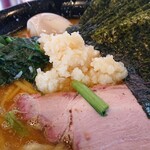 家系ラーメン たつ家 - 12/26　刻みニンニクを投入