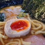 家系ラーメン たつ家 - 12/26　とろ～り半熟の味付玉子（食べかけの写真で失礼します）