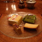 鎌倉山 - 鎌倉山チーズケーキ、ハチミツで作ったプリン、苺のショートケーキ、抹茶と小豆のケーキ