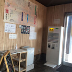 Udon No Shinnosuke - 券売機は出入口の右側にあります