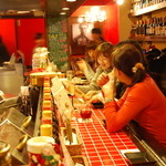 沖縄鉄板バル　ミートチョッパー - 店内はカウンター席の他・テーブル席をご用意しております。気の合う仲間で、楽しい時間を♪