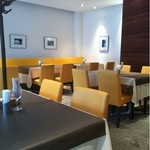 カミーヤ - 明るい雰囲気の店内