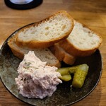 ダイニング WAZN - またもや頼んでしまった、生ハムムースのバケット添え。これも意外とビールに合う。