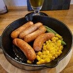 ダイニング WAZN - ビールにはソーセージ、ということで鉄板ソーセージを。熱々のまま最後までいただけます。