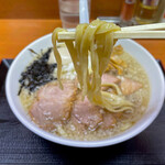 肉煮干中華そば 鈴木ラーメン店 - 自家製麺の平打ち太麺