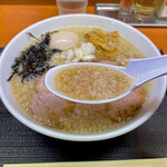肉煮干中華そば 鈴木ラーメン店 - 背脂の浮いたスープは、豚肉の清湯スープながら煮干が効いているので、とてもスッキリした味わい