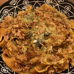 ナナイロパスタ - 気まぐれパスタ；カレーパスタ（ターメリックを練りこんだパッパルデッレ）1,180円＋大盛り250円。