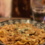 ナナイロパスタ - 気まぐれパスタ；カレーパスタ（ターメリックを練りこんだパッパルデッレ）1,180円＋大盛り250円。