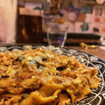 ナナイロパスタ - 気まぐれパスタ；カレーパスタ（ターメリックを練りこんだパッパルデッレ）1,180円＋大盛り250円。