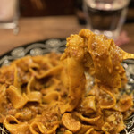 ナナイロパスタ - 気まぐれパスタ；カレーパスタ（ターメリックを練りこんだパッパルデッレ）1,180円＋大盛り250円。