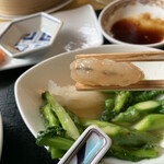 中国料理 萬山楼 - 海老の背腸の処理が…。