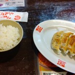 おおぎやラーメン - 餃子とサービスライス