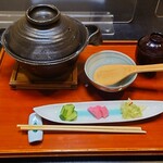 うを完 - 土鍋で炊かれたご飯と赤出汁、