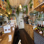 ナナイロパスタ - L字カウンターのみのこじんまりした店内。