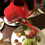 花様 ＮＵ茶屋町 - 前菜のサラダにドレッシング注いでもらって