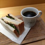 Kafe Bureku To Za Foresuto - ブレンドコーヒーＳとミックスサンドハーフ