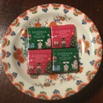 GODIVA - ストレートチョコレート(緑色)と、アーモンドチョコレート(赤色)の２種類のチョコレート