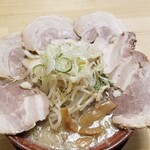 飛騨高山ラーメン もん吉 - ちゃーしゅーめん（しょうゆ・背脂１）¥900-