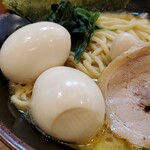 Takumiya - 味玉￥120とLINE友達追加の初回特典無料サービス味玉！
                        それとデフォルトでうずらの卵がひとつ乗ってます(壱六家っぽい)