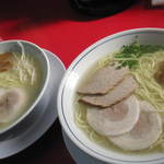 南京ラーメン 黒門 - 右：ラーメン大・左：ラーメン