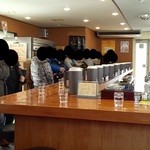 俺のラーメン あっぱれ屋 - 店内に入り、席に着く前に並ぶ！奥さんが注文を聞く～♪(^o^)丿