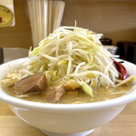 島系本店 - 大盛りラーメン（野菜マシマシ）850円