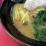 家系ラーメン 佐々喜家 - 豚骨感控えめのスープ。