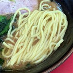 家系ラーメン 佐々喜家 - 酒井製麺の中細麵。