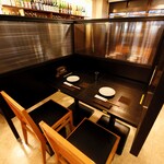 Sumibi Yakitori Juubee - ２名様用のテーブル席 デートに人気