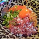 ヤキトリボーイシュウマイガール - 通風丼　ウニ・イクラ・コンビーフ・ネギと玉子へ