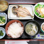 ホテル精養軒レストランラウンジ - 和定食（￥1100）。サラダ・小鉢・味噌汁・納豆・海苔と、栄養バランスは間違いなし！