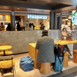 Starbucks Coffee - テーブルの間は狭い。