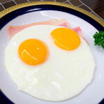 Hoteru Seiyouken Resutoran Raunji - 卵2個を使った目玉焼きの下には、ベーコン3枚が隠れている。朝からボリューム十分です