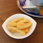 Kissa Yuki - コーヒーには豆菓子ではなく、カルビー「かっぱえびせん」が付いてくる