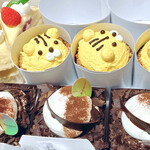 シャトレーゼ - 料理写真:賀正ケーキかわいいとらちゃんケーキ　388円、プレミアムショコラオランジュ　594円、クレープ・オ・フリュイ　324円、ミックスベリーのスフレチーズデコレーション(14cm)　2268円