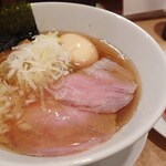 一麺天に通ず - 本日限定品 煮干し(850円)+トッピング 煮玉子(100円)。