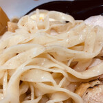 カミナリ食堂 - 全粒粉の平打ち麺