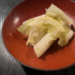 Nihon Shuya - 古来種キャベツの甘酢漬け　歯触りも良く、キャベツの甘いことと言ったら　古来種って今ドキのただ美味しい野菜というよりもとても複雑なお味がします